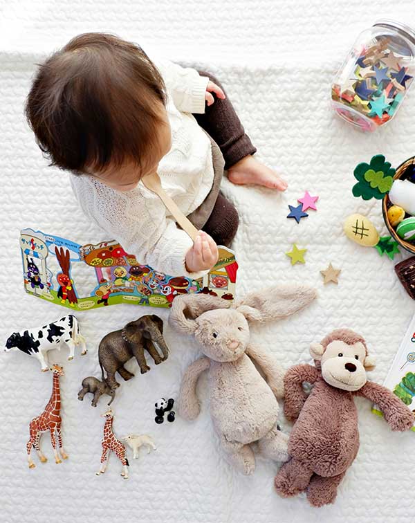 Bébé qui joue sur un tapis avec des jouets